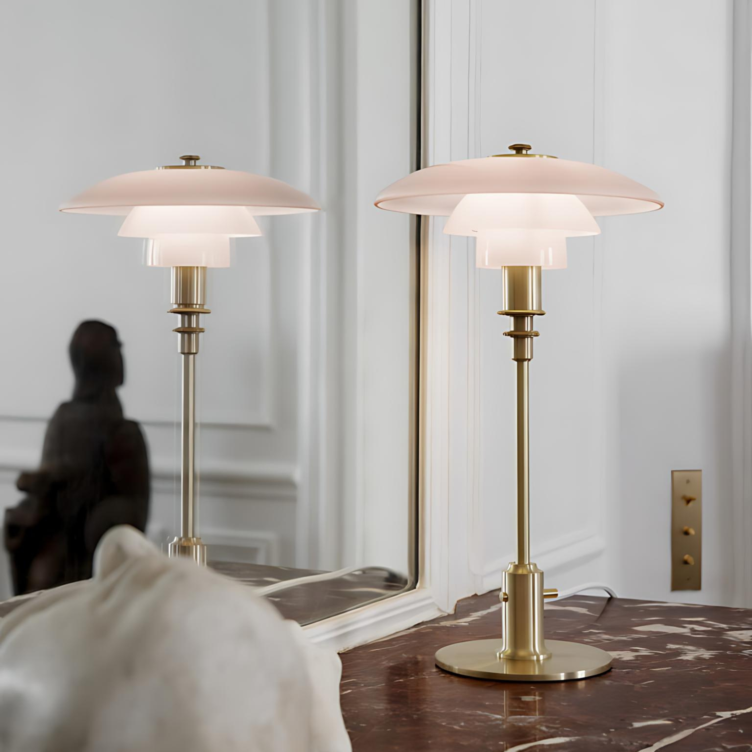 Serene Light - Elegant Metal Table Lamp