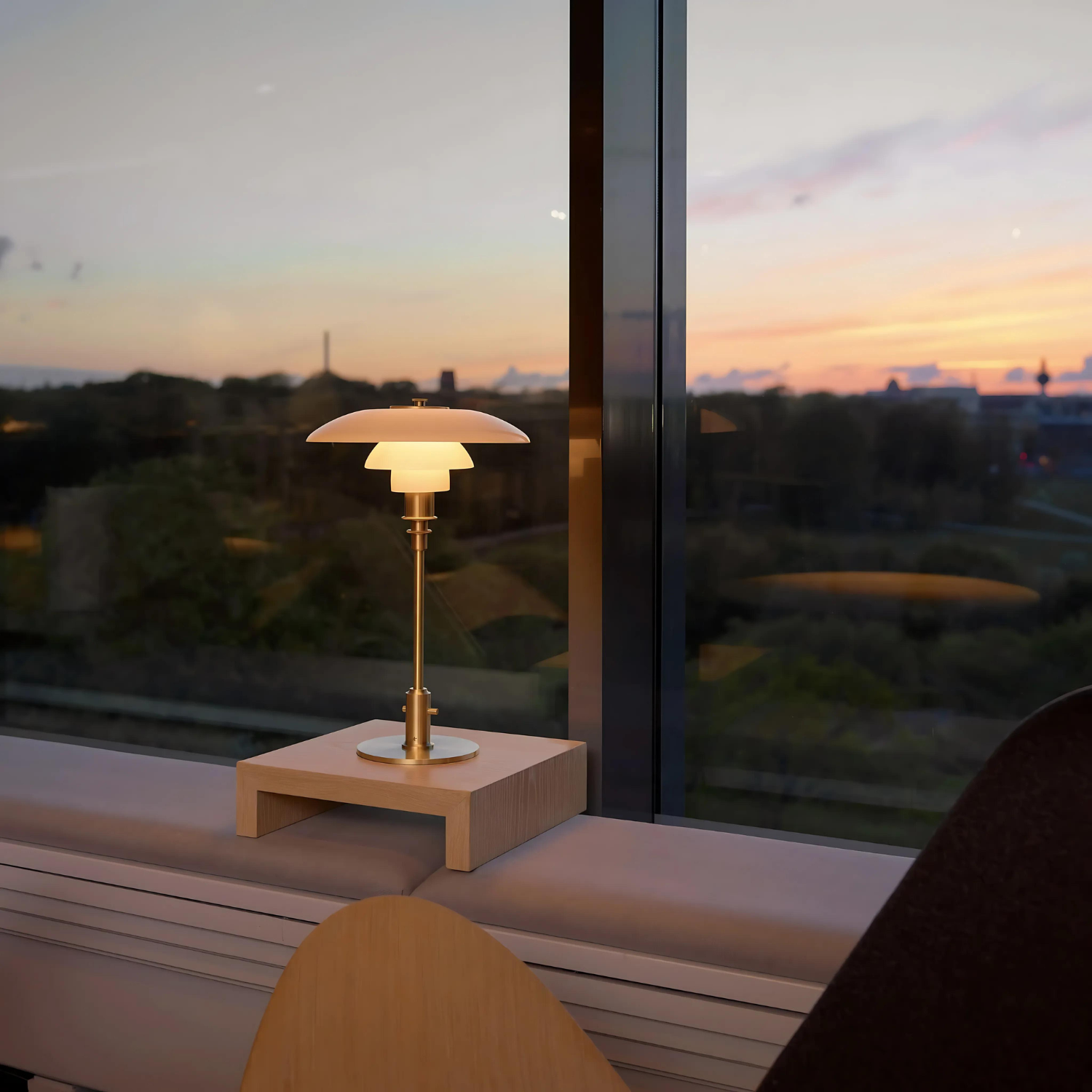 Serene Light - Elegant Metal Table Lamp