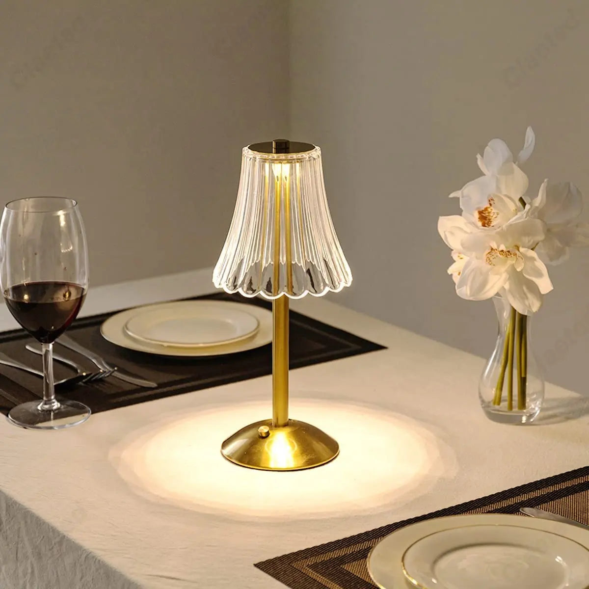Cristalglow - Chic Wire Lamp with Elegant Crystal Decoration