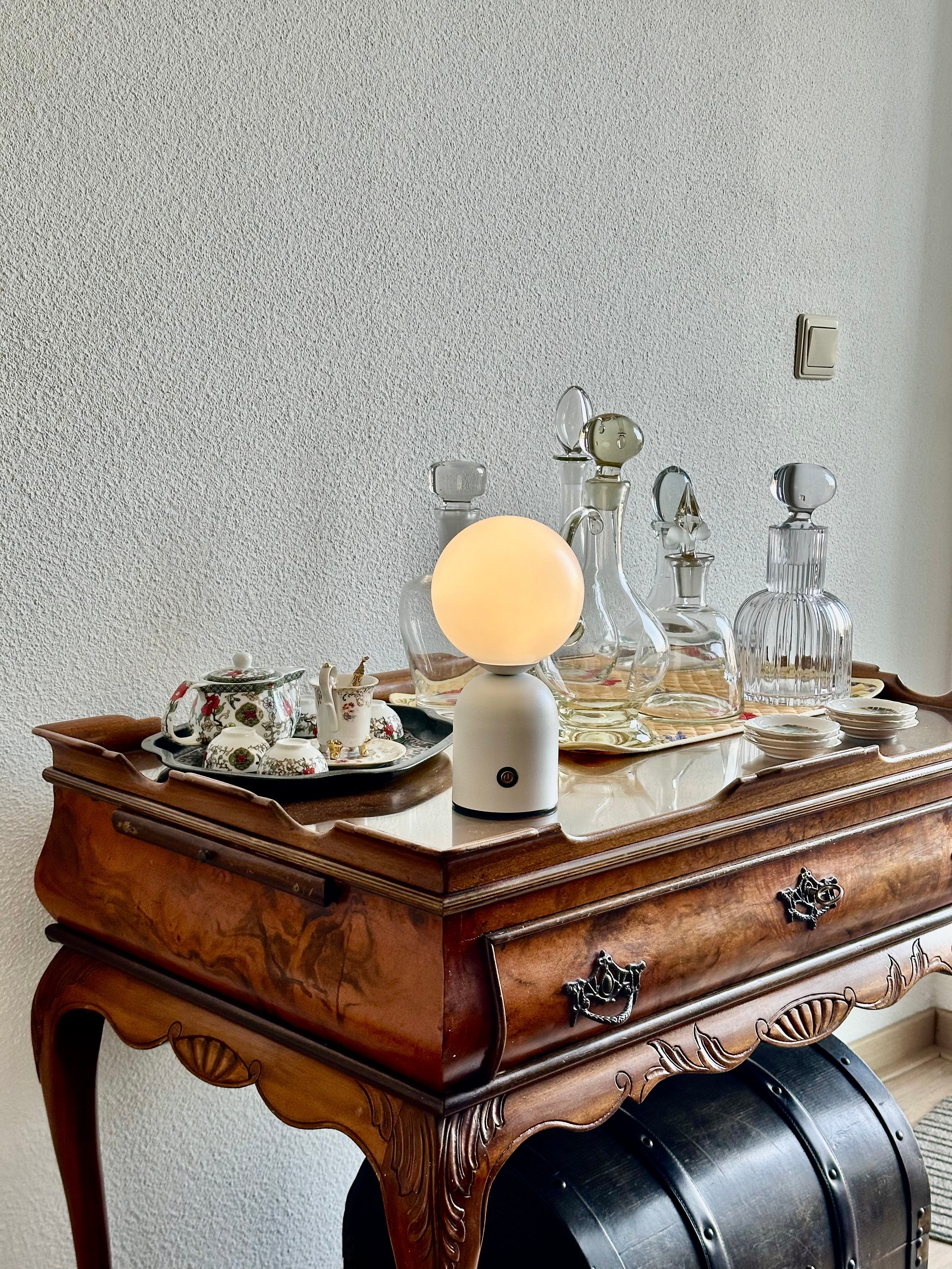 Serene Light – Elegant Table Lamp for a Calm Atmosphere