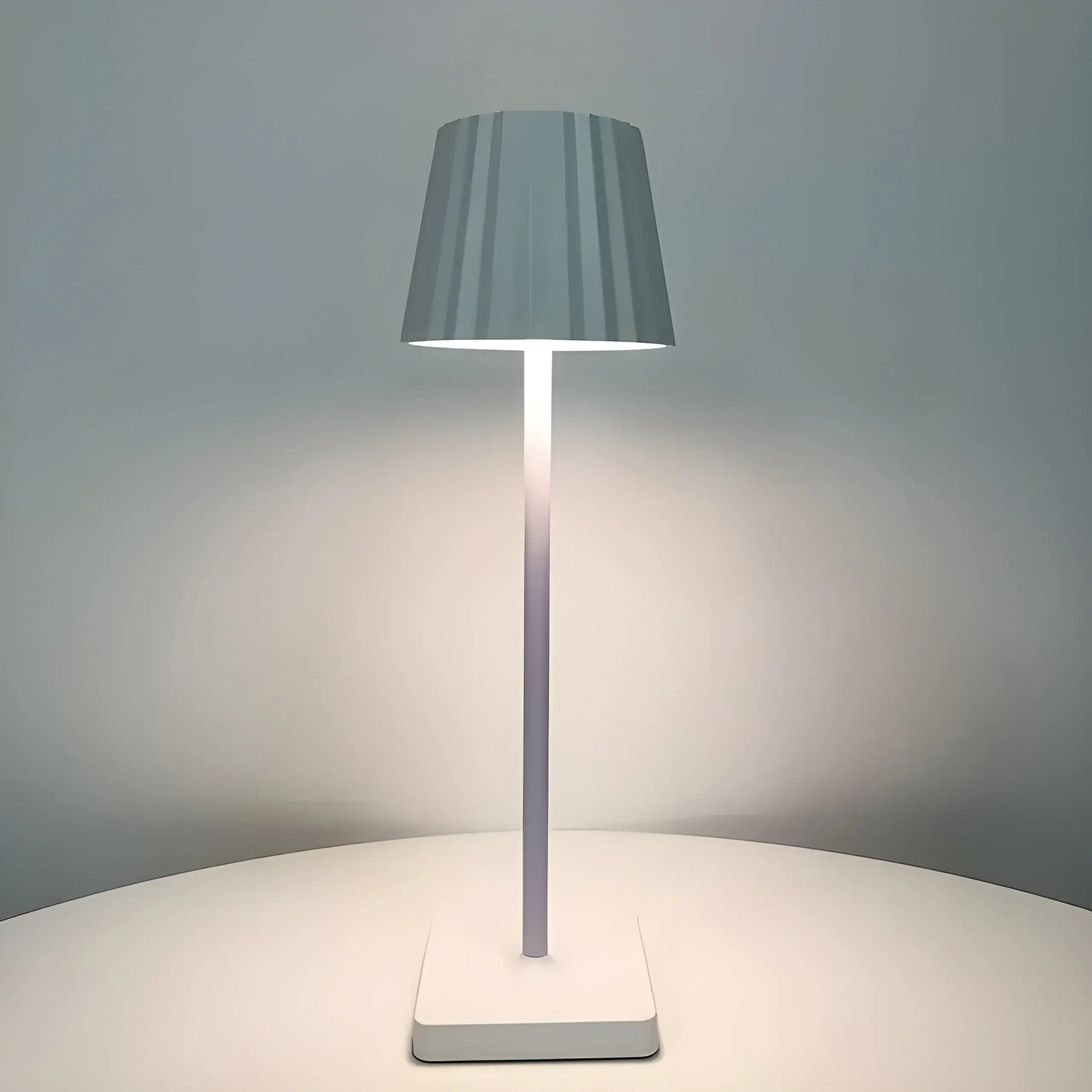 Luxe Scandinavian Wireless Table Lamp Arlo – Elegant LED Lighting with USB Charging Function