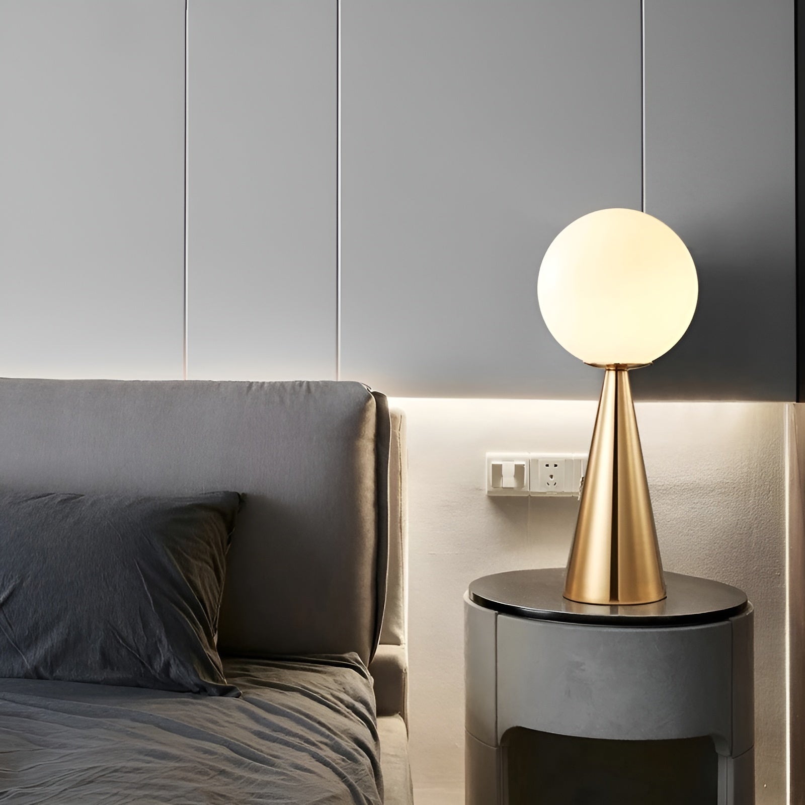Elegant Gold Table Lamp - Luxurious Lighting for Your Interior