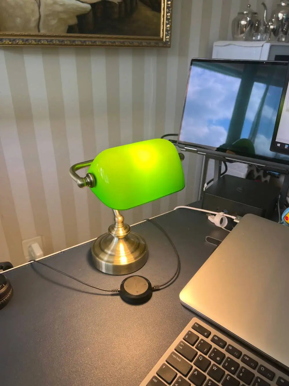 Retro Mini Desk Lamp NostalGlow – Compact Elegance