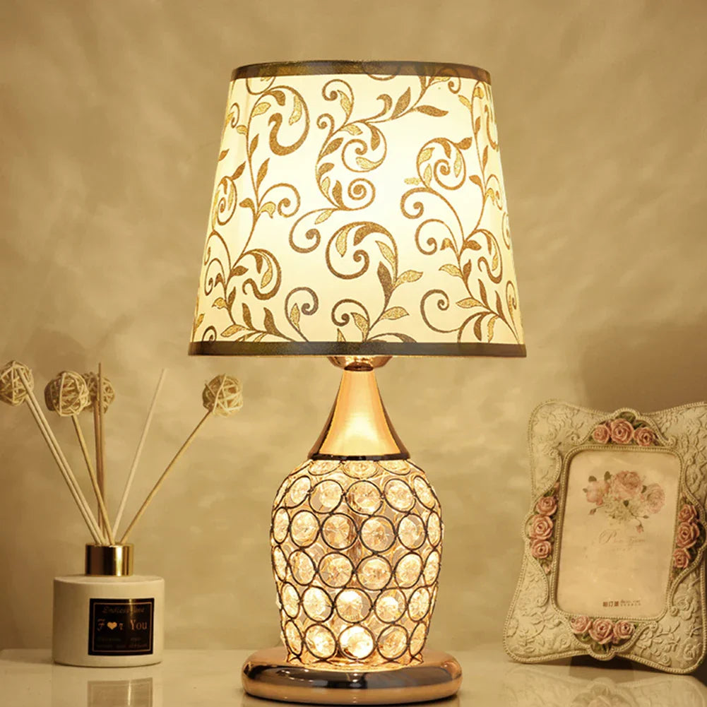 CrystalGlow - Elegant Table Lamp in Crystal Glass