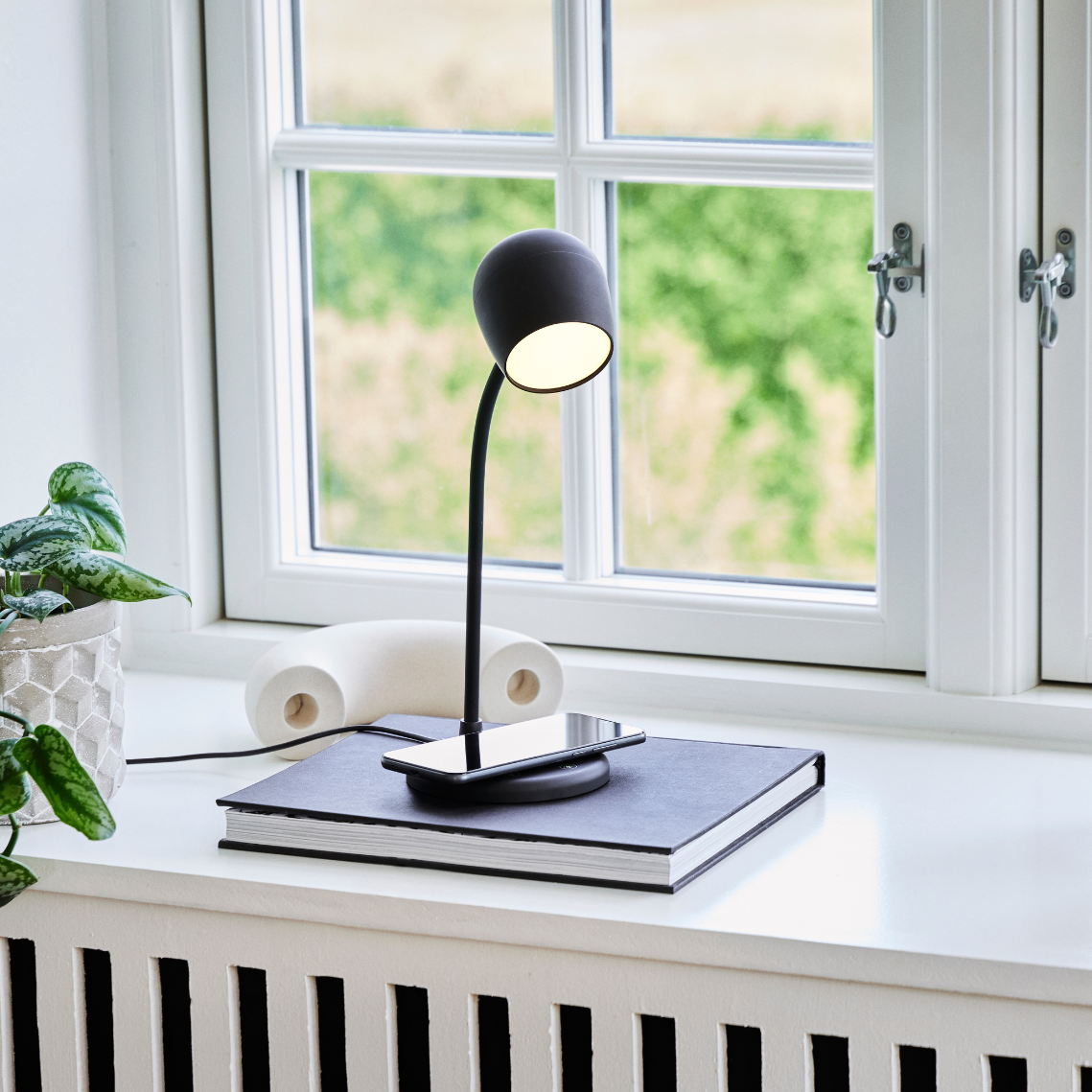 SmartGlow - LED lamp with Bluetooth and charging