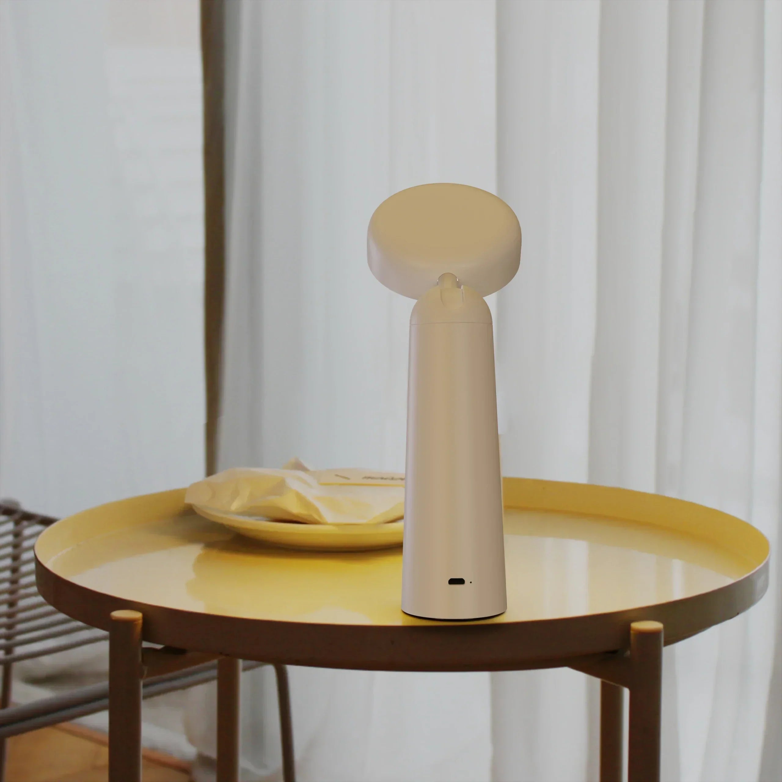 Modern Black Table Lamp with Golden Accents – Luxurious LED Lighting