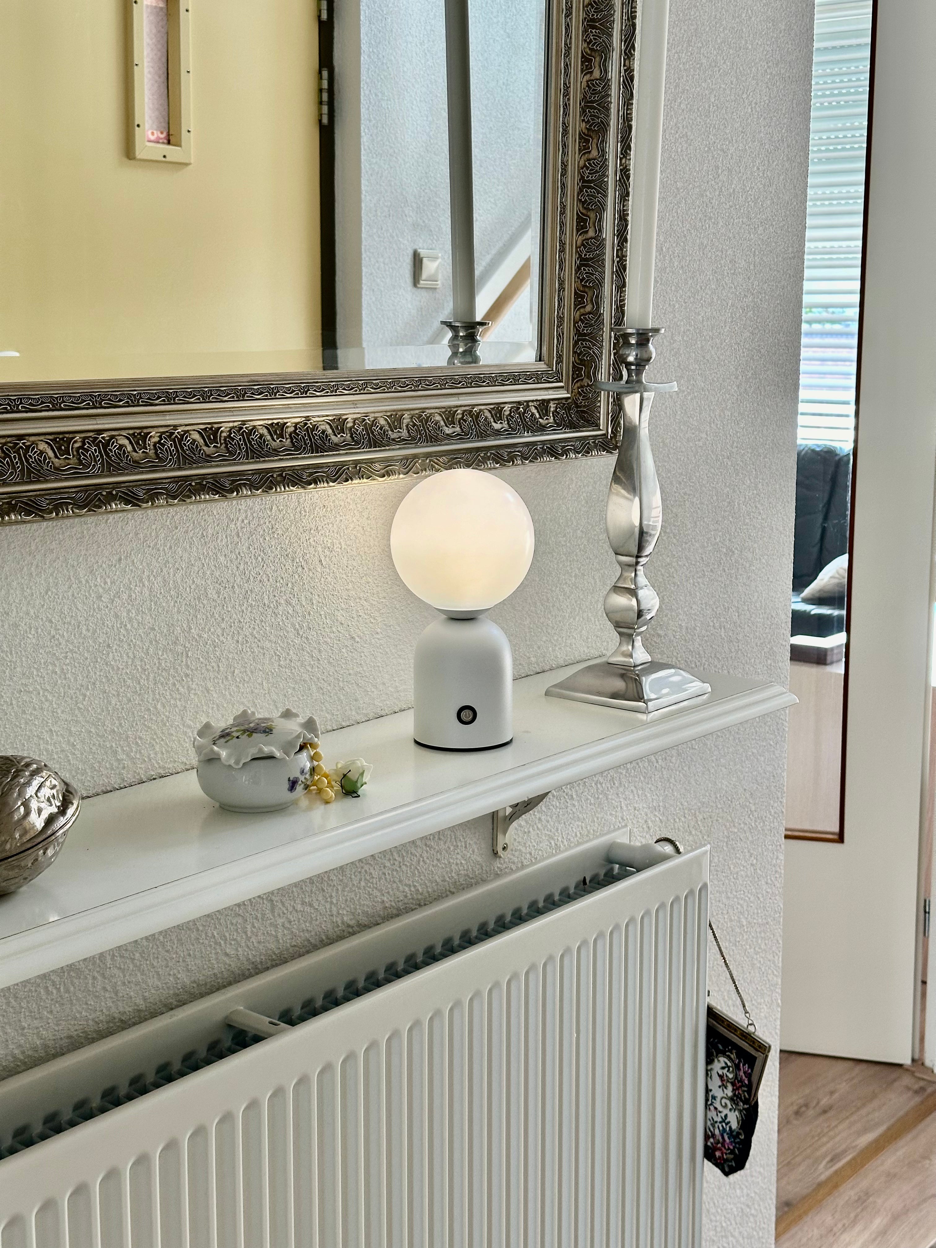 Serene Light – Elegant Table Lamp for a Calm Atmosphere