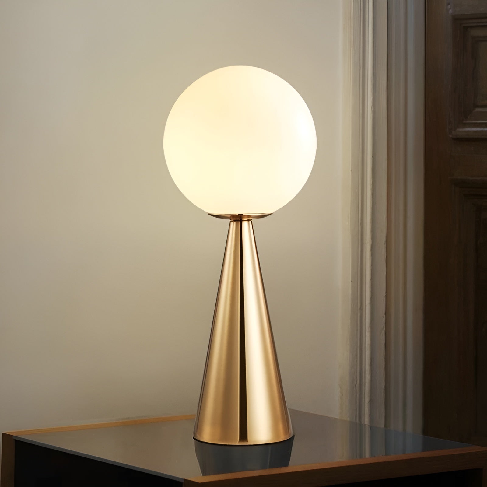 Elegant Gold Table Lamp - Luxurious Lighting for Your Interior