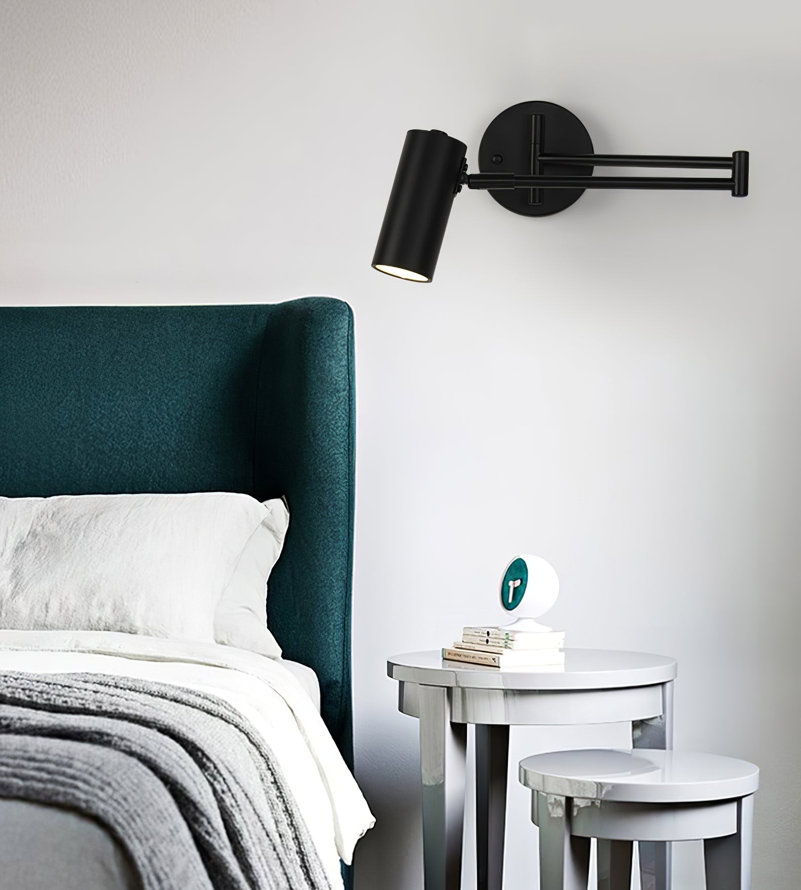 ModernGlow - Stylish Wall Lamp in Metal and Acrylic