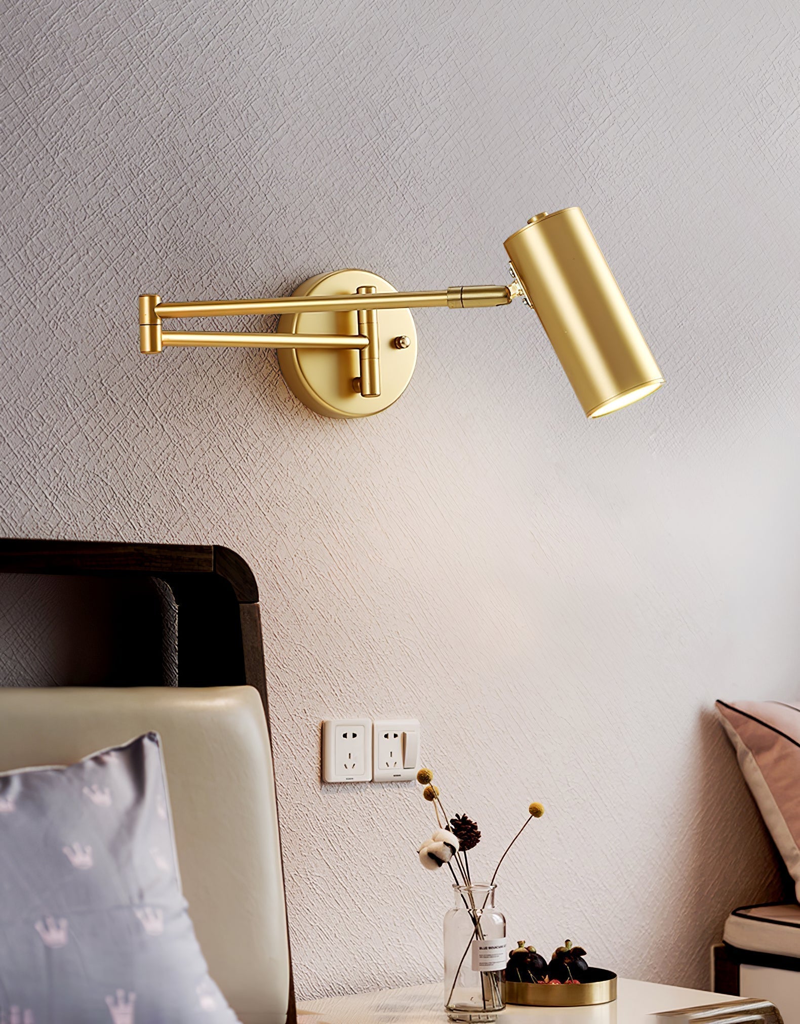 ModernGlow - Stylish Wall Lamp in Metal and Acrylic